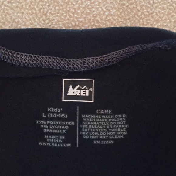 Boys REI underarmor long sleeve shirt. Like new! - Picture 2 of 2